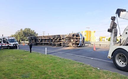Caos vial en la Texcoco-Lechería por volcadura de tráiler