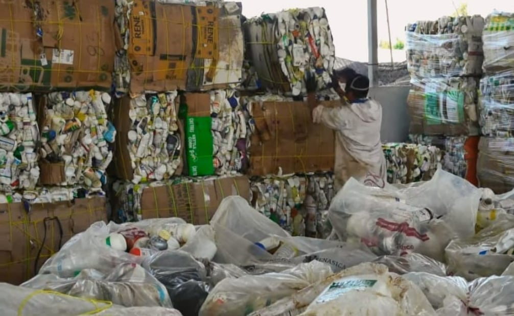 La compactadora municipal permite crear pacas de envases para facilitar su traslado a centros autorizados. Foto Especial