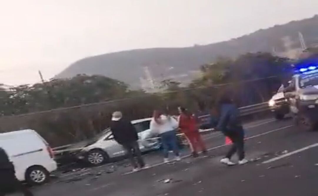 Se espera la llegada de los servicios periciales en el accidente de la carretera México-Pachuca. Foto: Especial.