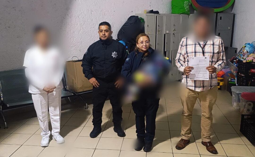 Una habitante de la colonia El Parque limpió y cambió a la pequeña mientras arribaban las autoridades al campamento improvisado Foto Especial