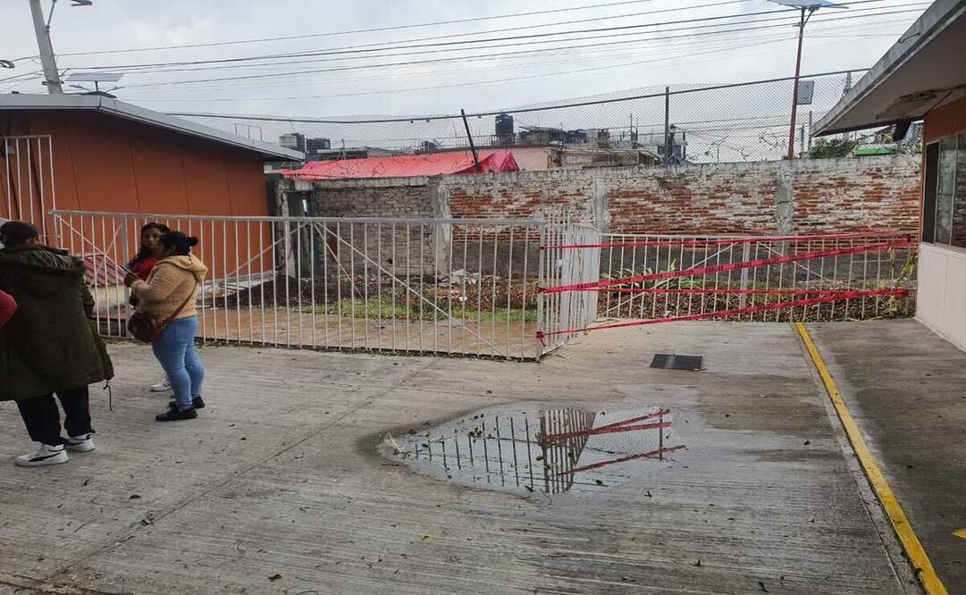 Por el impacto la barda perimetral y un salón fueron afectados / Foto Especial