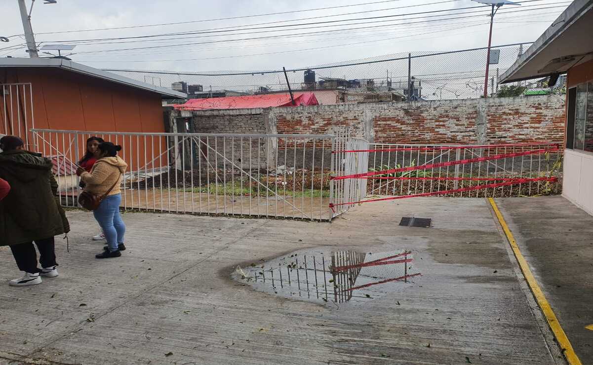 Automovilista choca contra primaria en Ecatepec: barda y salones dañados