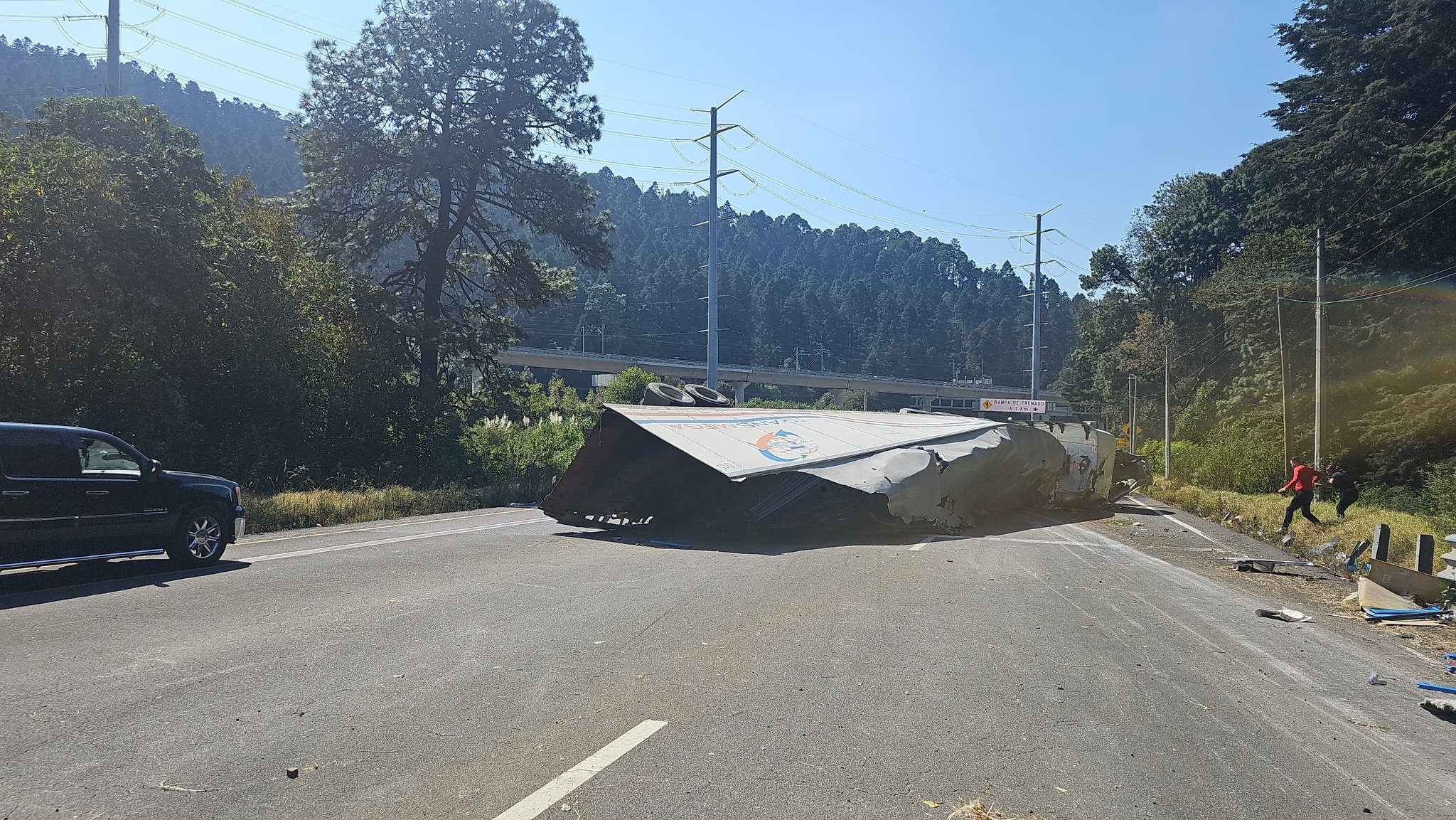 La unidad accidentada impidió el paso en la vía rápida. Foto Especial