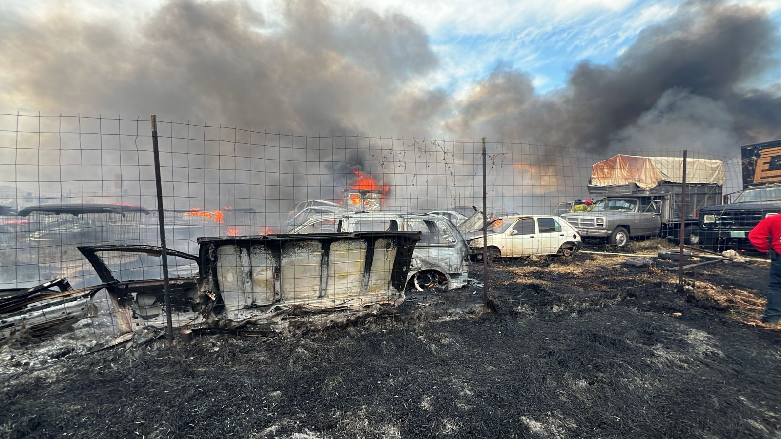 La comunidad de La Resurrección, en Texcoco, se vio afectada por un incendio que arrasó con un taller mecánico y varios vehículos. Foto Especial