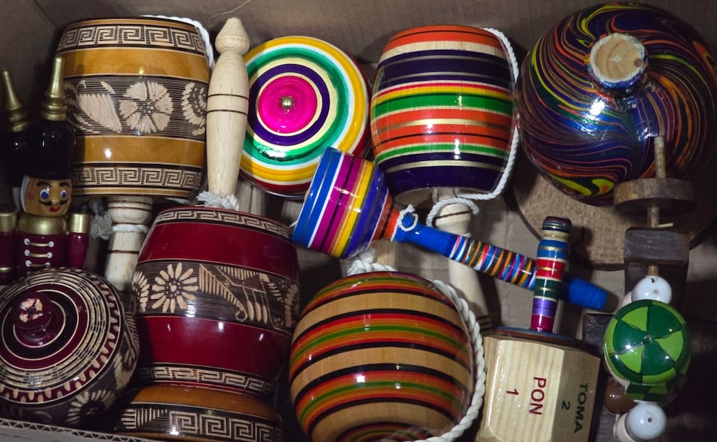 Los juguetes tradicionales de madera de San Antonio la Isla luchan por mantenerse vigentes frente a los juguetes tecnológicos y de pilas. Foto Alma Rodríguez / El Universal