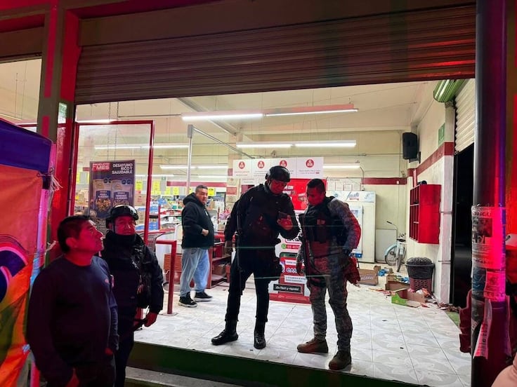 Rocían combustible e incendian tienda 3B con clientes adentro