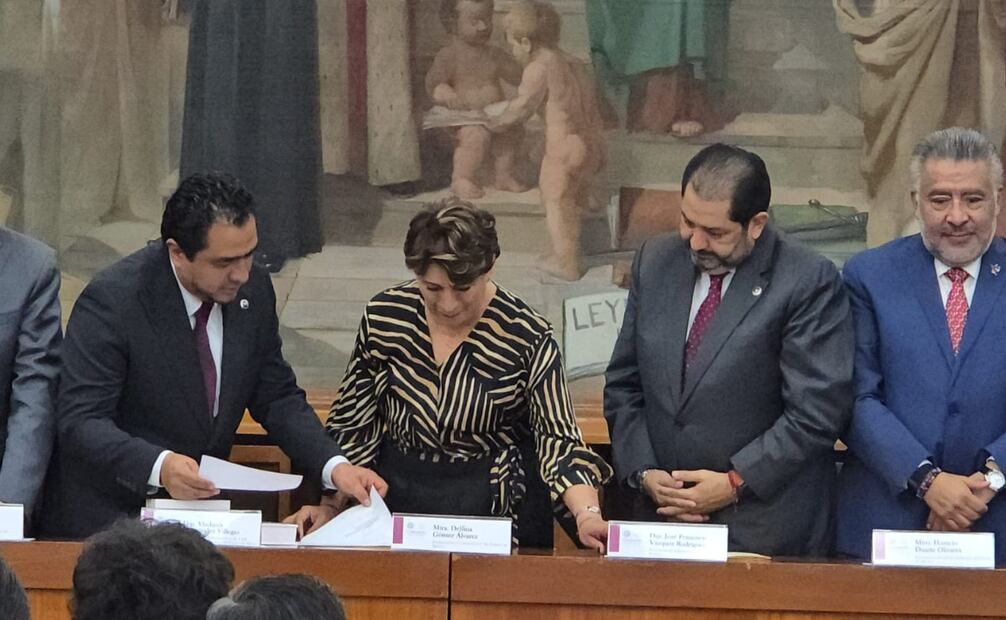 Delfina Gómez estuvo acompañada por Horacio Duarte Olivares y Héctor Macedo García durante la entrega del informe. Foto Alma Rodríguez / El Universal