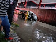 Fuga de gas en combi varada por inundación, la causa de la muerte de 6 personas en Tultitlán