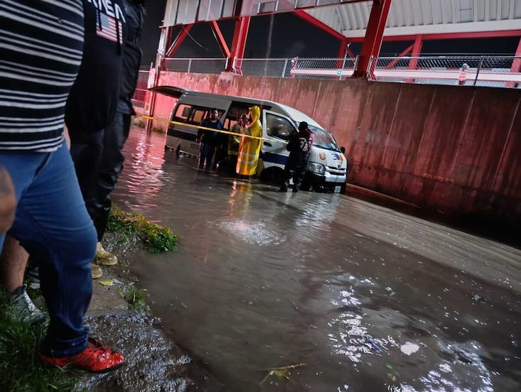 Fuga de gas en combi varada por inundación, la causa de la muerte de 6 personas en Tultitlán