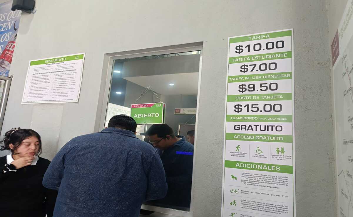 Las nuevas tarifas estaban pegadas en las ventanillas de recarga / Foto Gisela González