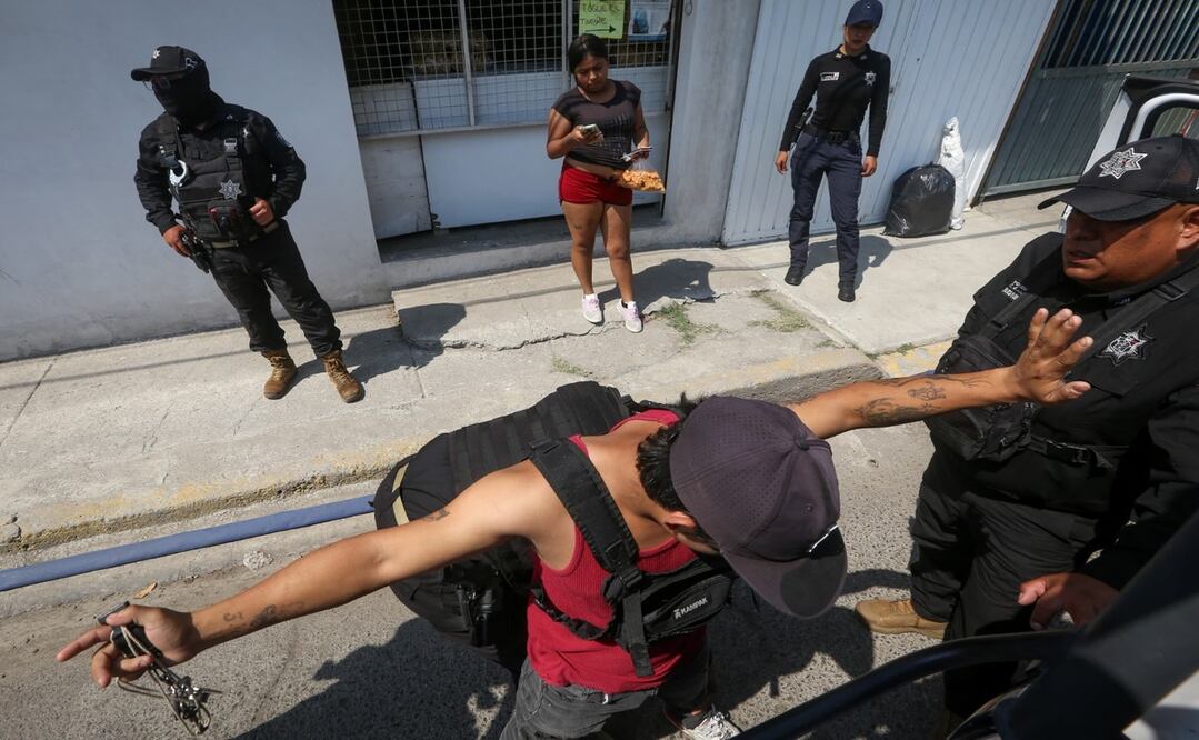 Operativos de seguridad en Ecatepec: revisando a peatones y vehículos en busca de prevenir delitos / Foto: Luis Camacho