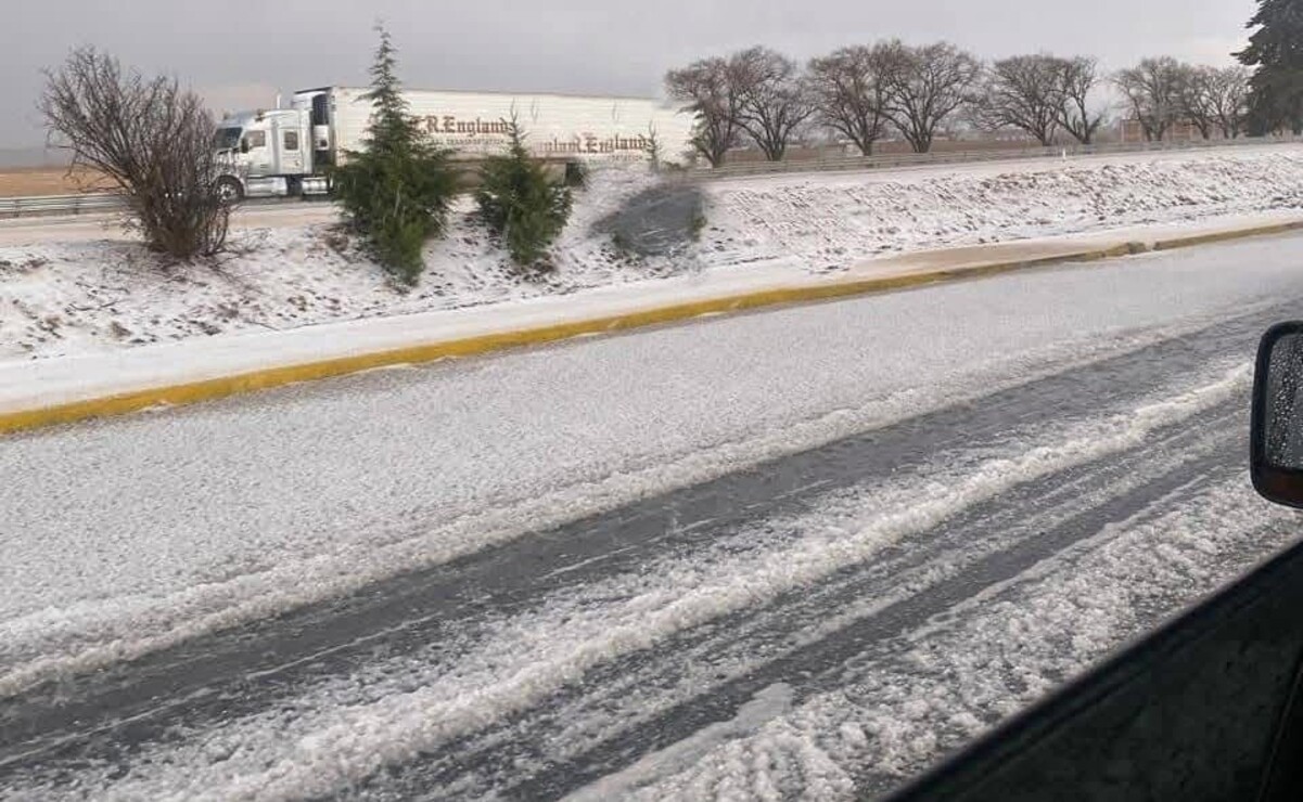 El granizo cubrió de blanco la carretera Toluca-Atlacomulco, hacia Jocotitlán. Foto: Especial