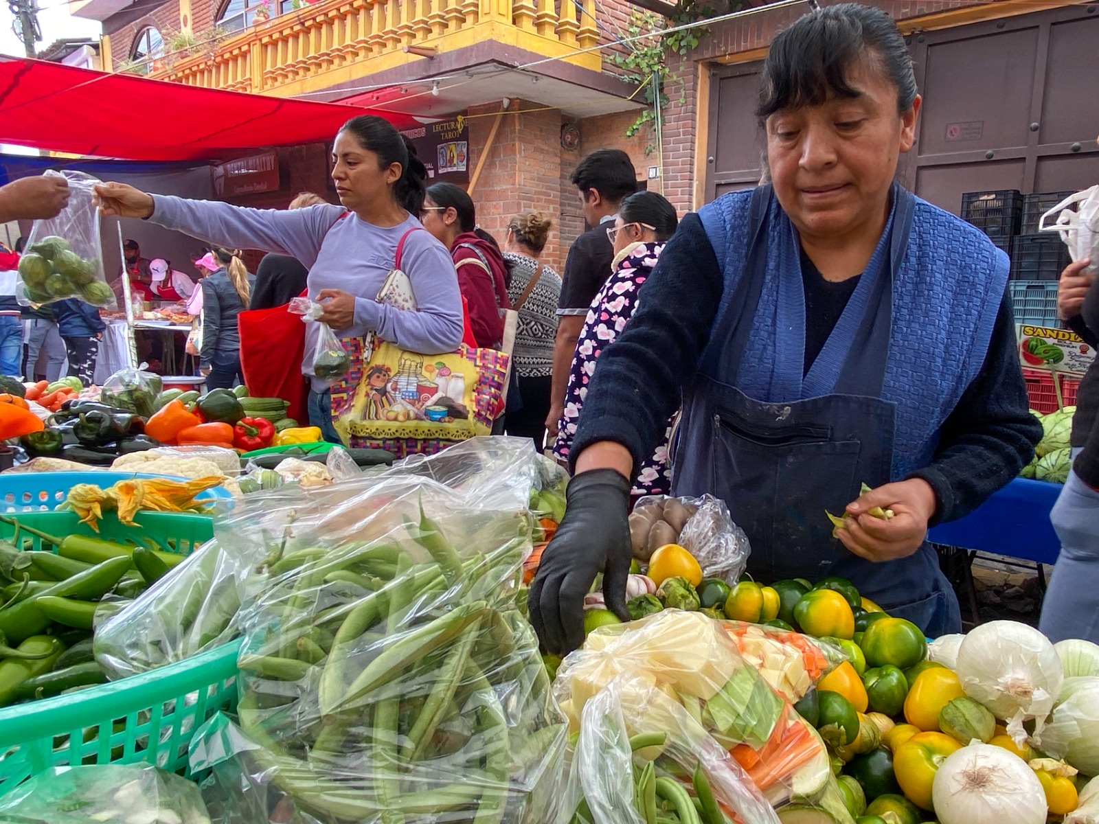Para los consumidores es más fácil recibir las bolsas directamente de los comerciantes. Foto Arturo Hernández