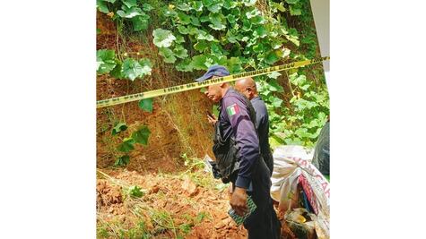 Lamentable: Muere menor de edad al caerle una barda en Tejupilco