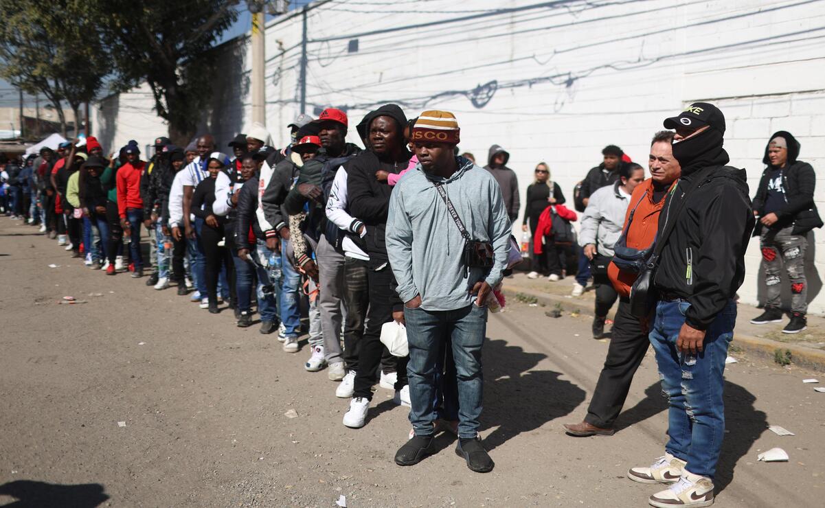 La falta de recursos ha obligado a muchos migrantes a quedarse fuera del asilo, esperando su turno. Foto: Diego Simón
