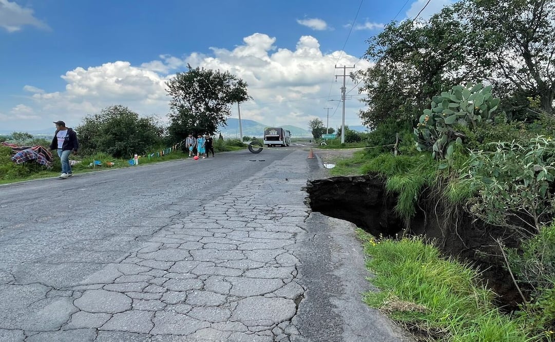 Sobre la carretera libre Toluca-Atlacomulco un socavón de más de 5 metros. Foto Michelle García