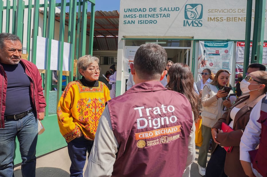 La alcaldesa Martha Guerrero y autoridades del IMSS-Bienestar recorrieron el Centro de Salud de San Isidro, donde se donarán más de mil metros cuadrados para el nuevo CESA. Foto Especial