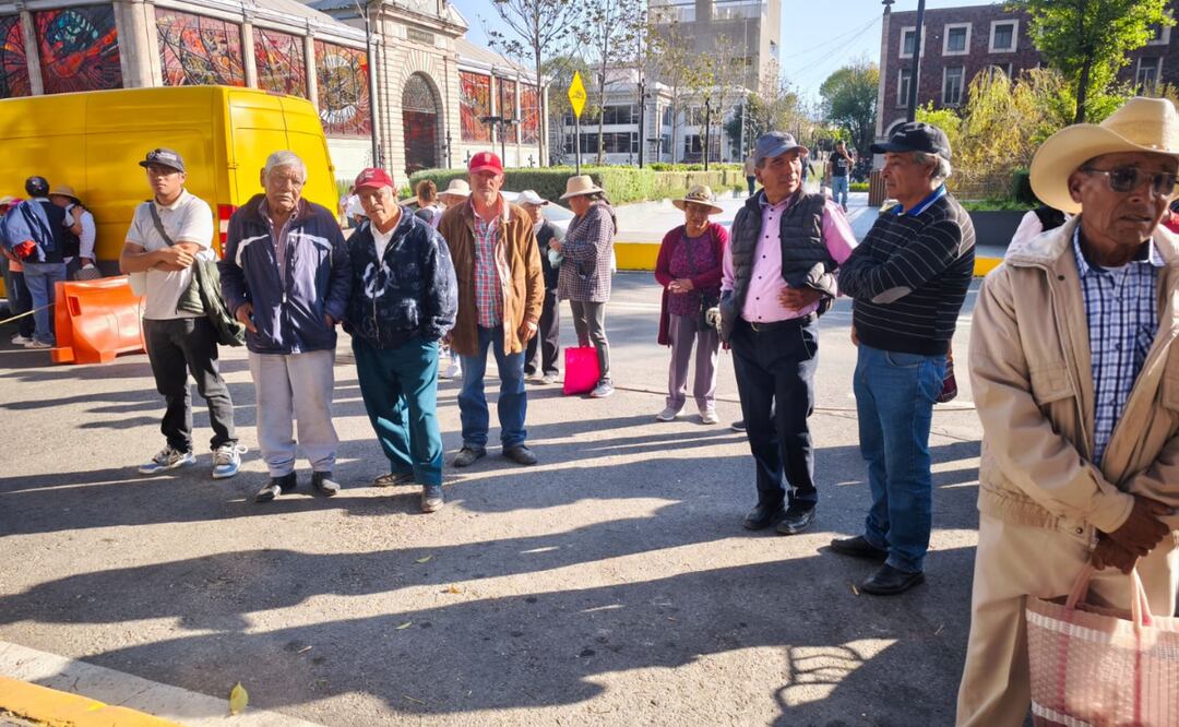 Habitantes de San Francisco Tlalcilalcalpan se manifiestan frente a Palacio de Gobierno en Toluca Foto:  Emmanuel Pérez Moreno