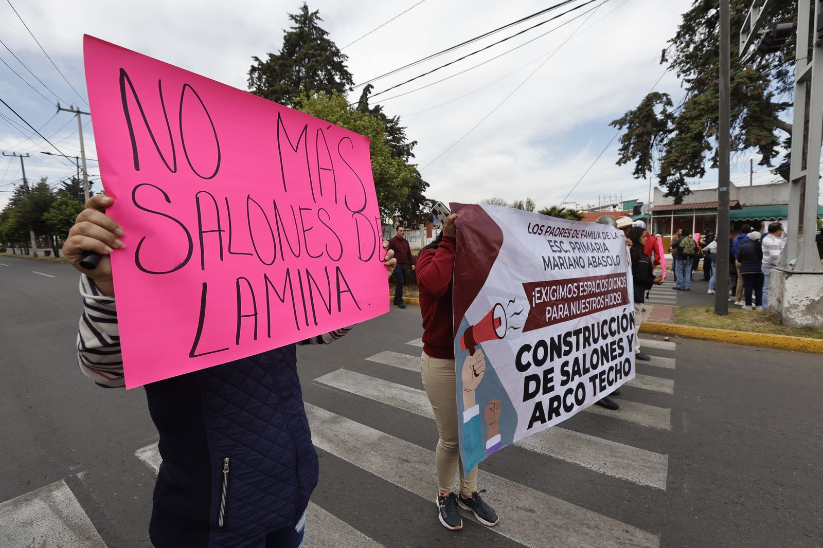 Los padres de familia expusieron que el plantel educativo con más de 30 años de vida sigue operando con salones de lámina. Foto: Jorge Alvarado / El Universal Estado de México