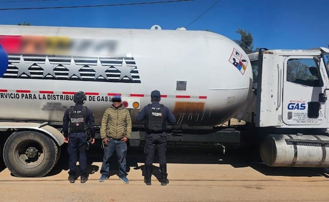 Detienen a Juan “N” en Polotitlán por robo de combustible; transportaba más de 17 mil litros de gas LP