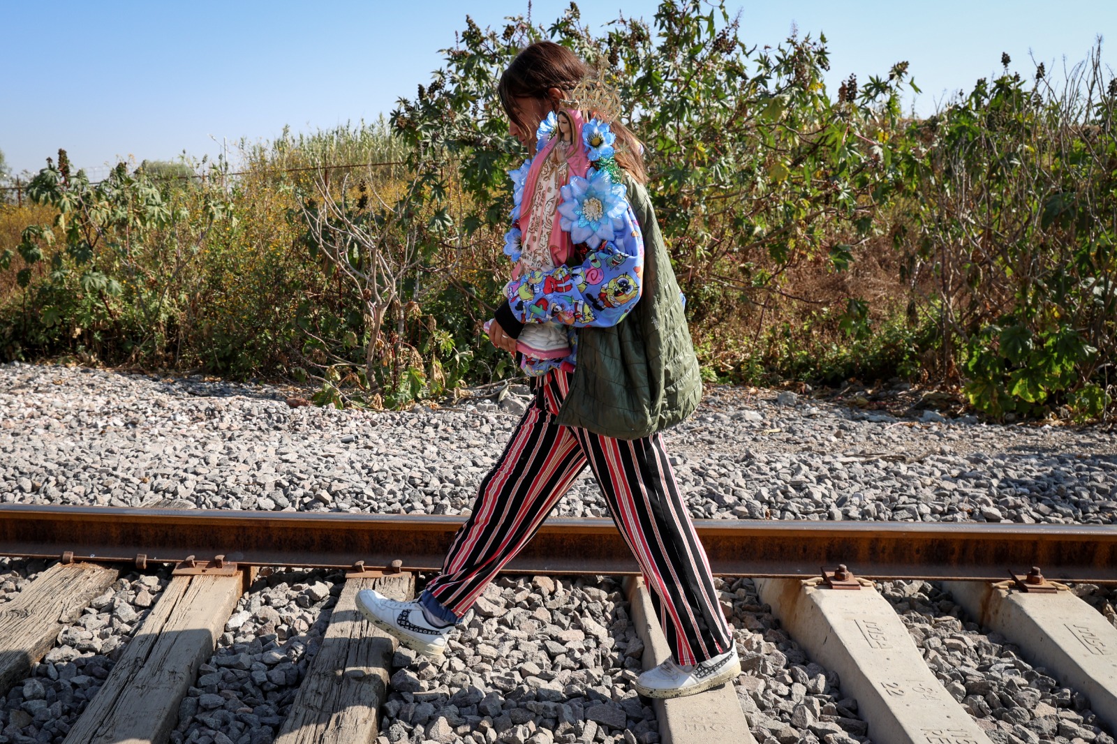 A pesar del peligro, miles de peregrinos eligen las vías del tren como ruta para cumplir su promesa a la Virgen de Guadalupe. Foto Luis Camacho