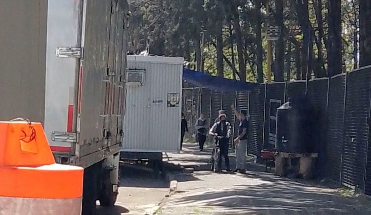 A plena luz del día y a unos pasos de Periférico Norte, un grupo de grúas opera un corralón clandestino donde acumulan vehículos chocados y descompuestos. Foto Rebeca Jiménez 
