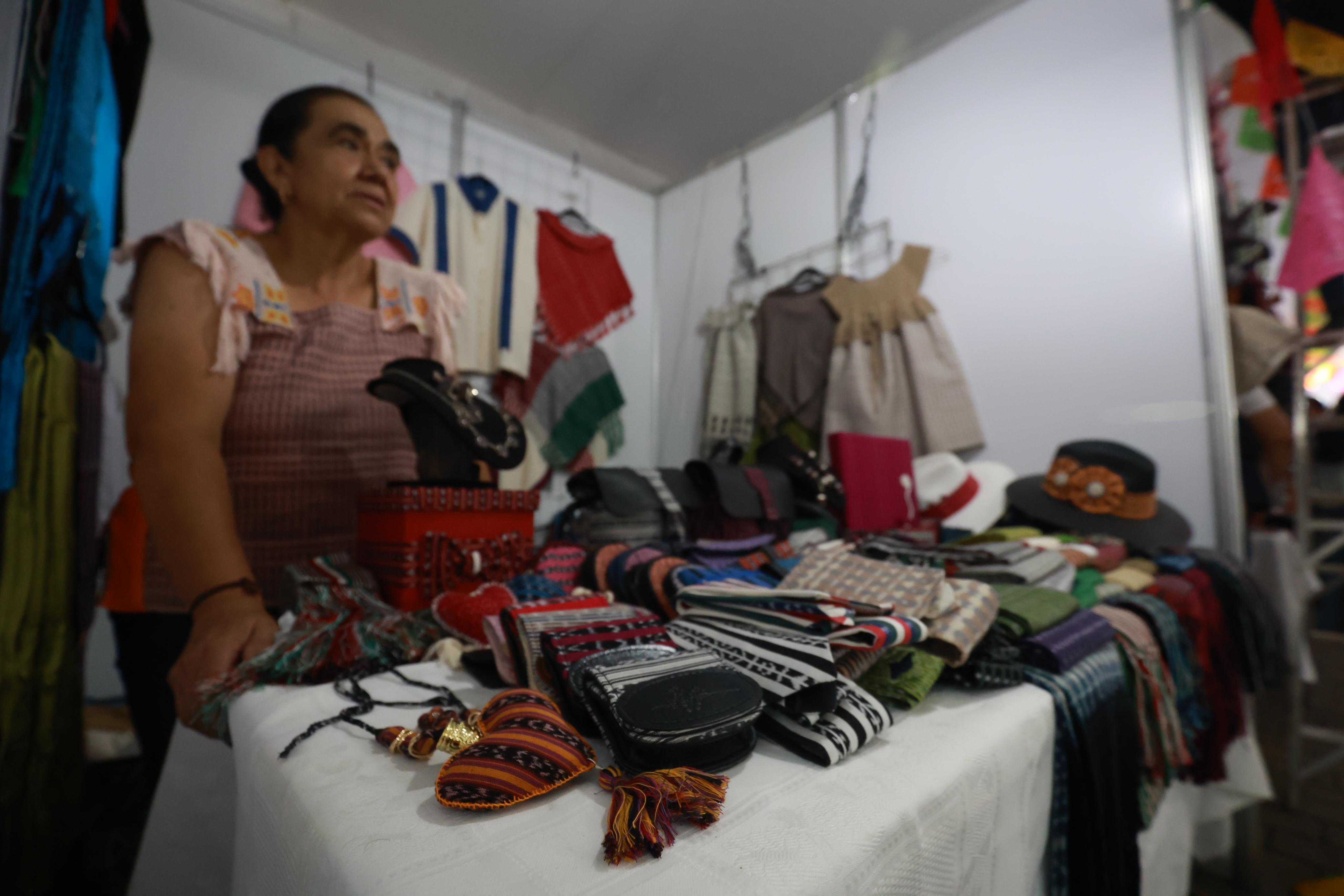 Tenancingo inició su vigésima segunda edición de la Feria del Rebozo donde 130 artesanos podrán ofertar durante tres días esta prenda típica del municipio. Foto: Alejandro Vargas EL UNIVERSAL