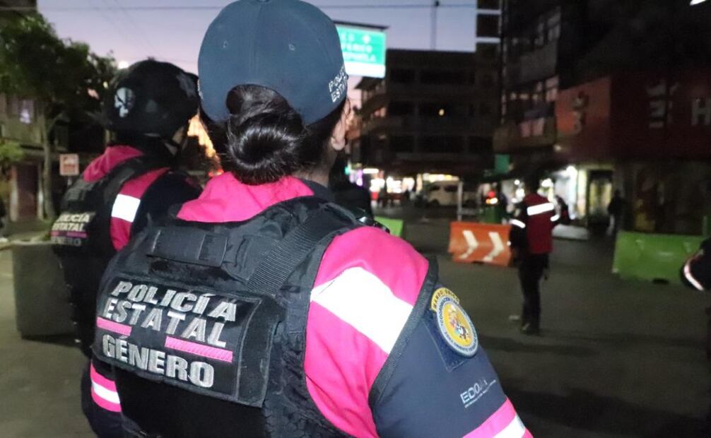 Una oficial de la SSEM informa a las pasajeras sobre los canales de denuncia inmediata y el propósito del operativo. Foto Especial