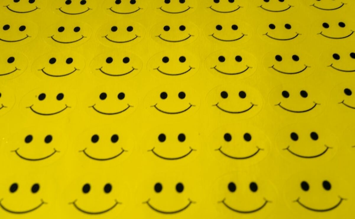 En el Yellow Day se promueve la felicidad con abrazos y risas. Foto: Unsplash