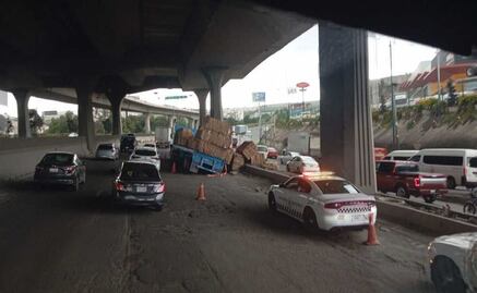 Tráiler vuelca en Periférico Norte a causa de los baches: Resaltan mal estado de la vía