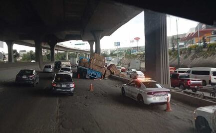 Tráiler vuelca en Periférico Norte a causa de los baches: Resaltan mal estado de la vía