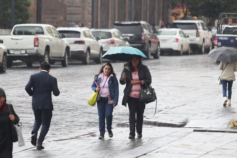 El Servicio Meteorológico Nacional advierte sobre la probabilidad de lluvias ligeras y temperaturas frescas en Toluca, Zinacantepec y Malinalco. Se recomienda tomar precauciones. Foto Alejandro Vargas