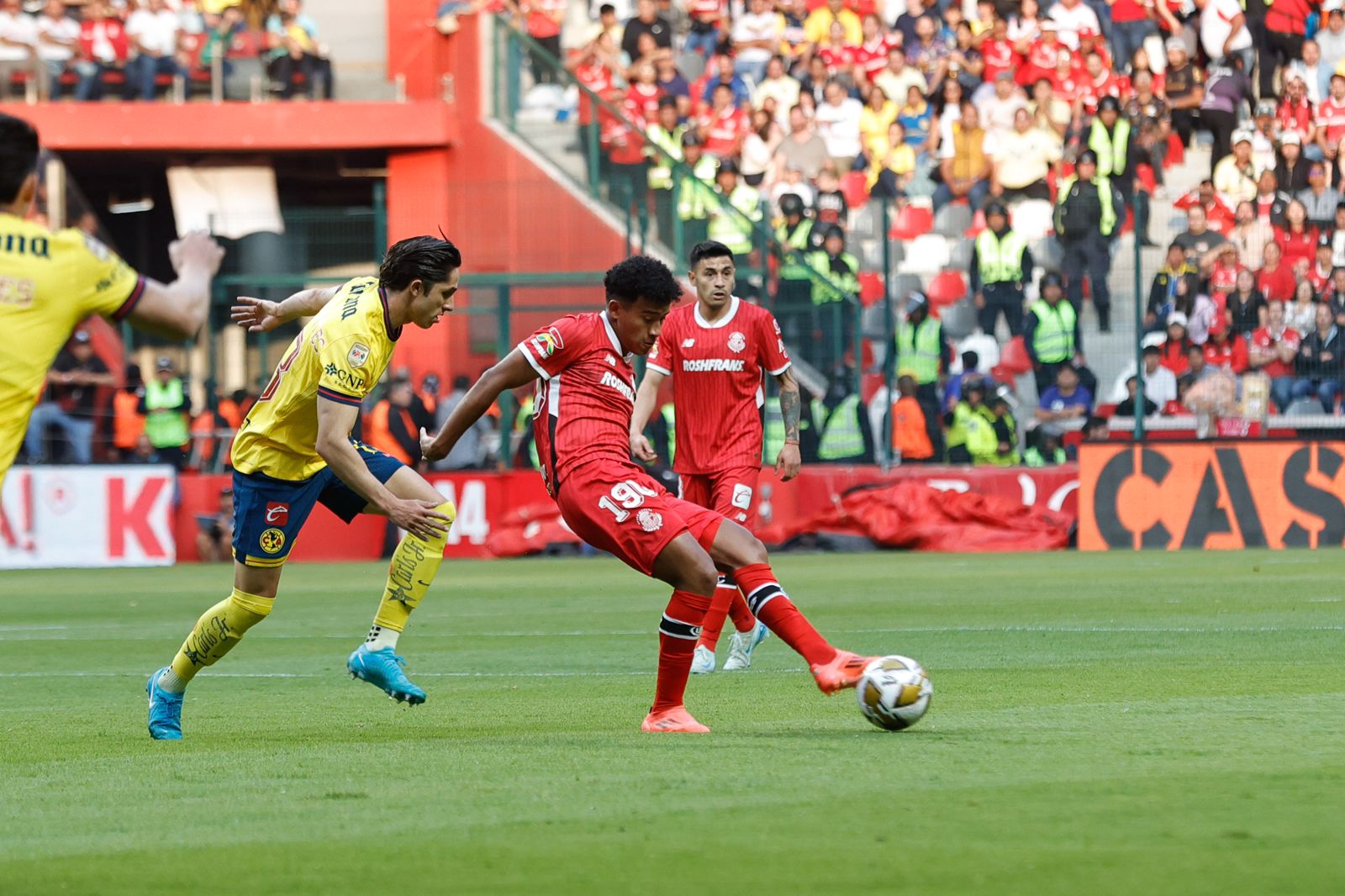 Los Diablos Rojos del Toluca buscaron con insistencia el arco rival, pero no pudieron vulnerar la defensa americanista. Foto Jorge Alvarado