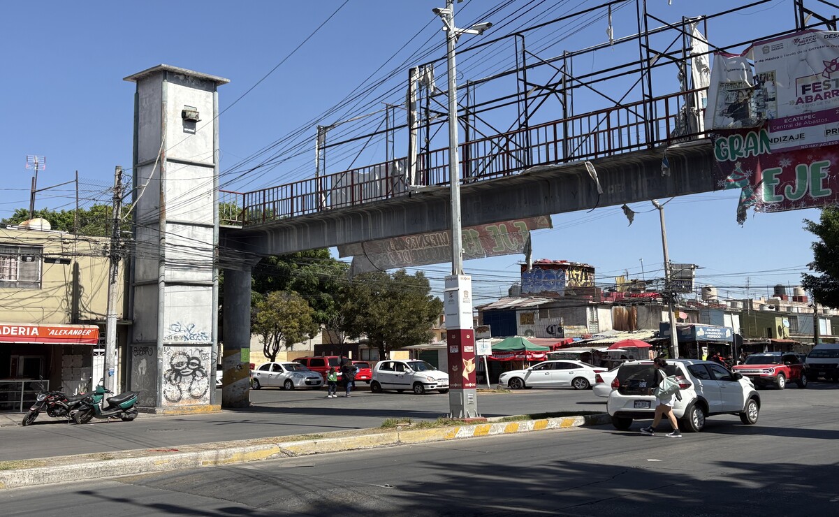 Habitantes de la zona señalaron que el elevador fue puesto a la par del puente peatonal y en menos de un mes, dejó de funcionar. Foto: Arturo Contreras / El Universal Estado de México