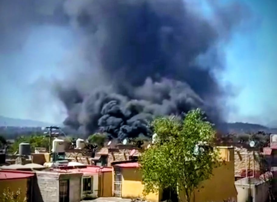 La combustión de neumáticos provocó rápida propagación del humo y preocupación entre habitantes. Foto Especial