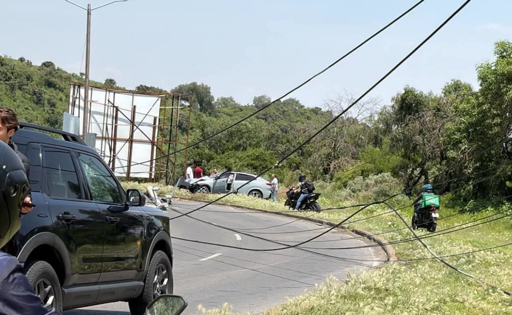 Peligro en la zona: tras el impacto, la infraestructura cedió dejando el cableado sobre el asfalto. Foto Especial