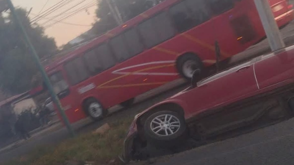 El vehículo tipo sedán terminó con las llantas hacia arriba tras impactar en la división de carriles centrales y laterales. Foto Especial