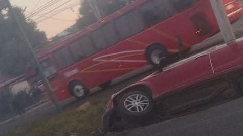 Auto vuelca en Cuautitlán Izcalli y desata el caos vial