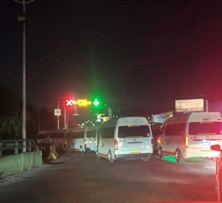 Choferes de unidades de transporte público bloquearon hoy el enlace López Portillo. Foto: especial