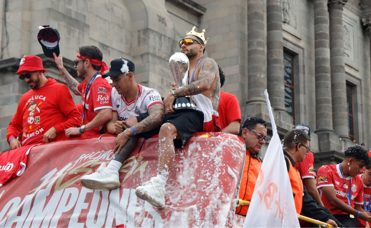 Alexis Vega y el Club Deportivo Toluca se funden en una fiesta inolvidable con su afición, entonando "La Cumbia de los Trapos" y agradeciendo el inmenso apoyo. Foto: Arturo Hernández