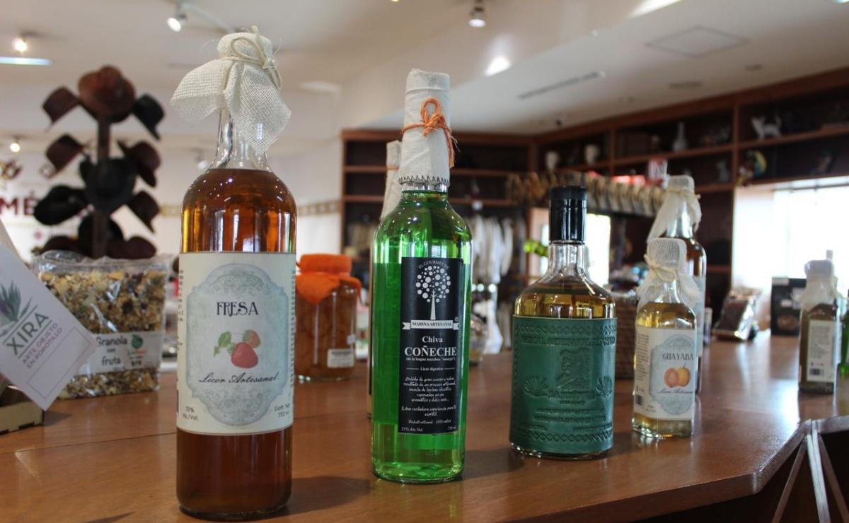 El sabor de nuestras raíces en cada copa. Prueba el tradicional aguardiente de caña de Toluca Foto: Especial