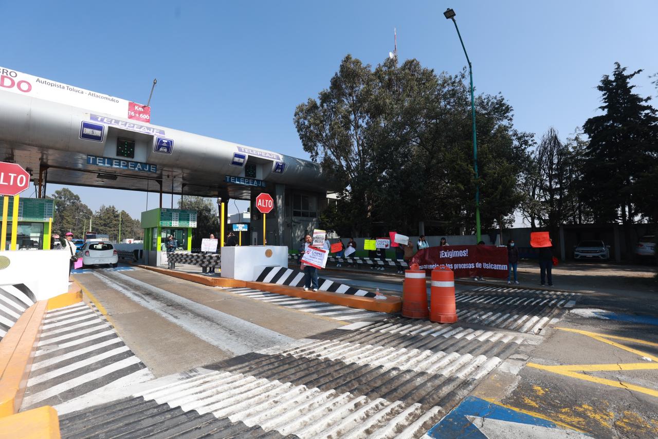 Catedráticos del SMSEM liberaron esta mañana las plumas de paso en la caseta El Dorado de la autopista Toluca–Atlacomulco. Foto: Alejandro Vargas/ El Universal
