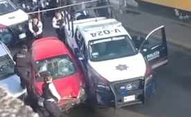 ¡Balacera y persecución en Neza! Detienen a sujeto armado que baleó una casa y atropelló a un policía