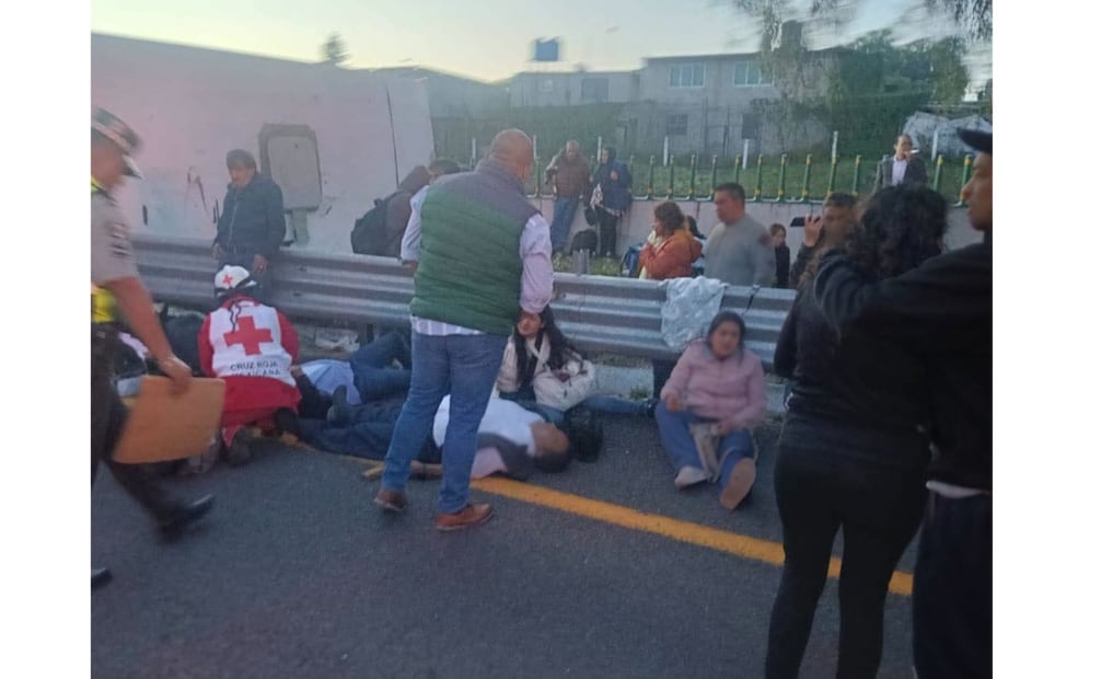 Cuerpos de emergencia atendieron a los pasajeros lesionados. Foto especial