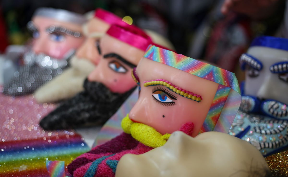 La familia González López elabora máscaras de cera únicas para los carnavales, una tradición que ha pasado de generación en generación. Foto: Luis Camacho