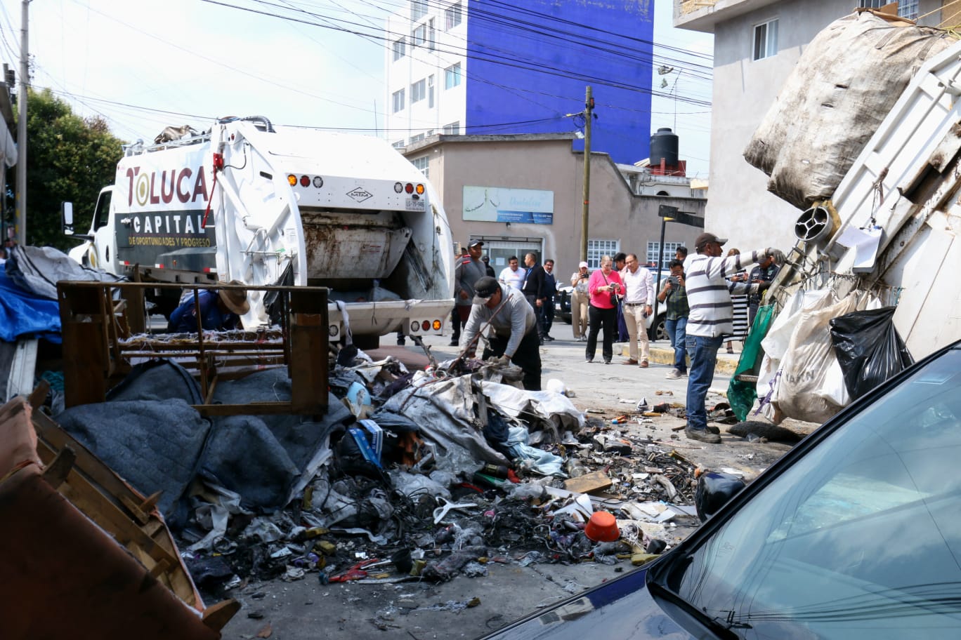 El Gobierno de Toluca retiró cerca de cinco toneladas de basura acumulada en la calle Laguna Misteriosa. Foto: Especial