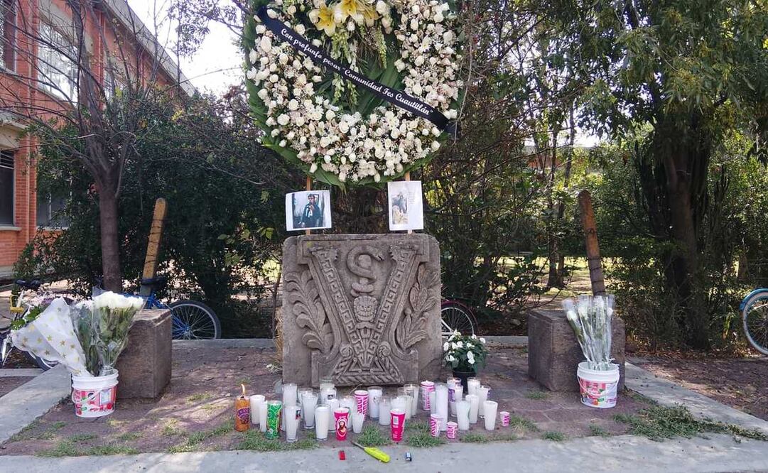 En la FES Cuautitlán ya se montó un altar para los alumnos que perdieron la vida tras el accidente / Foto: Especial