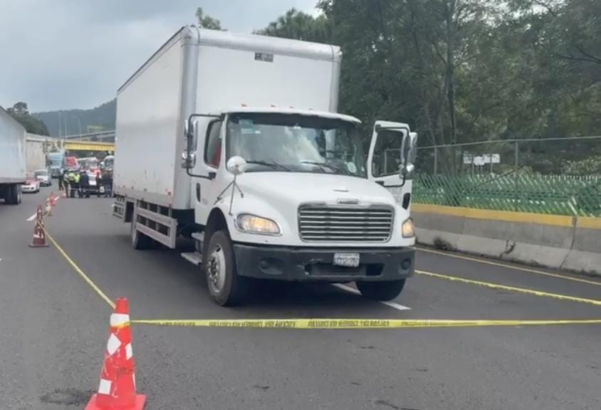 El custodio de la unidad que circulaba sobre la México-Toluca resultó herido. Foto especial