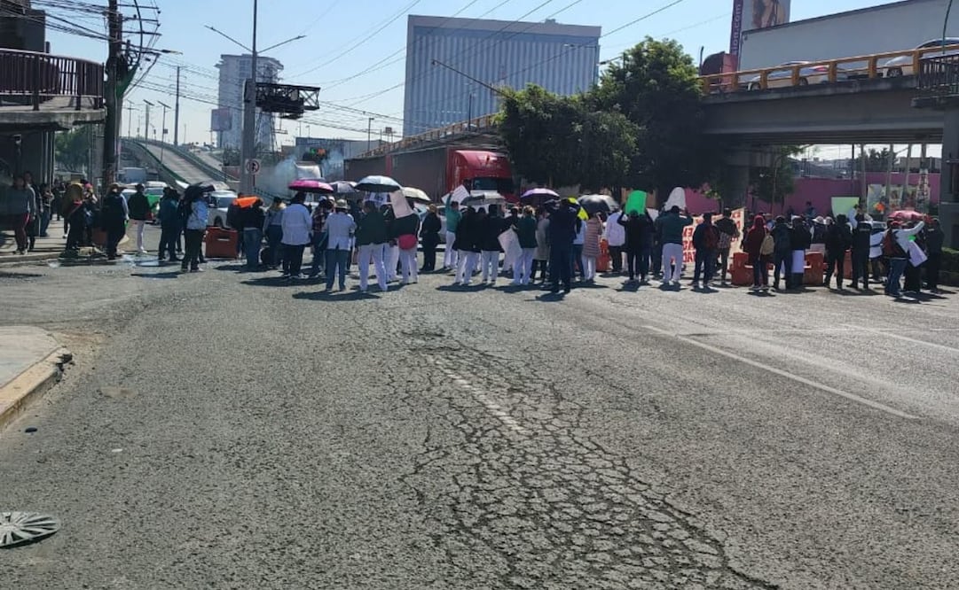 Con pancartas en mano, trabajadores del IMSS-Bienestar denuncian presunta mala gestión en la Coordinación Estatal. Foto Especial