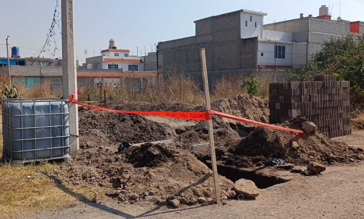 Dos personas arrestadas en Ecatepec por "huachicoleo" de agua al conectar una manguera a la red pública. Foto Especial